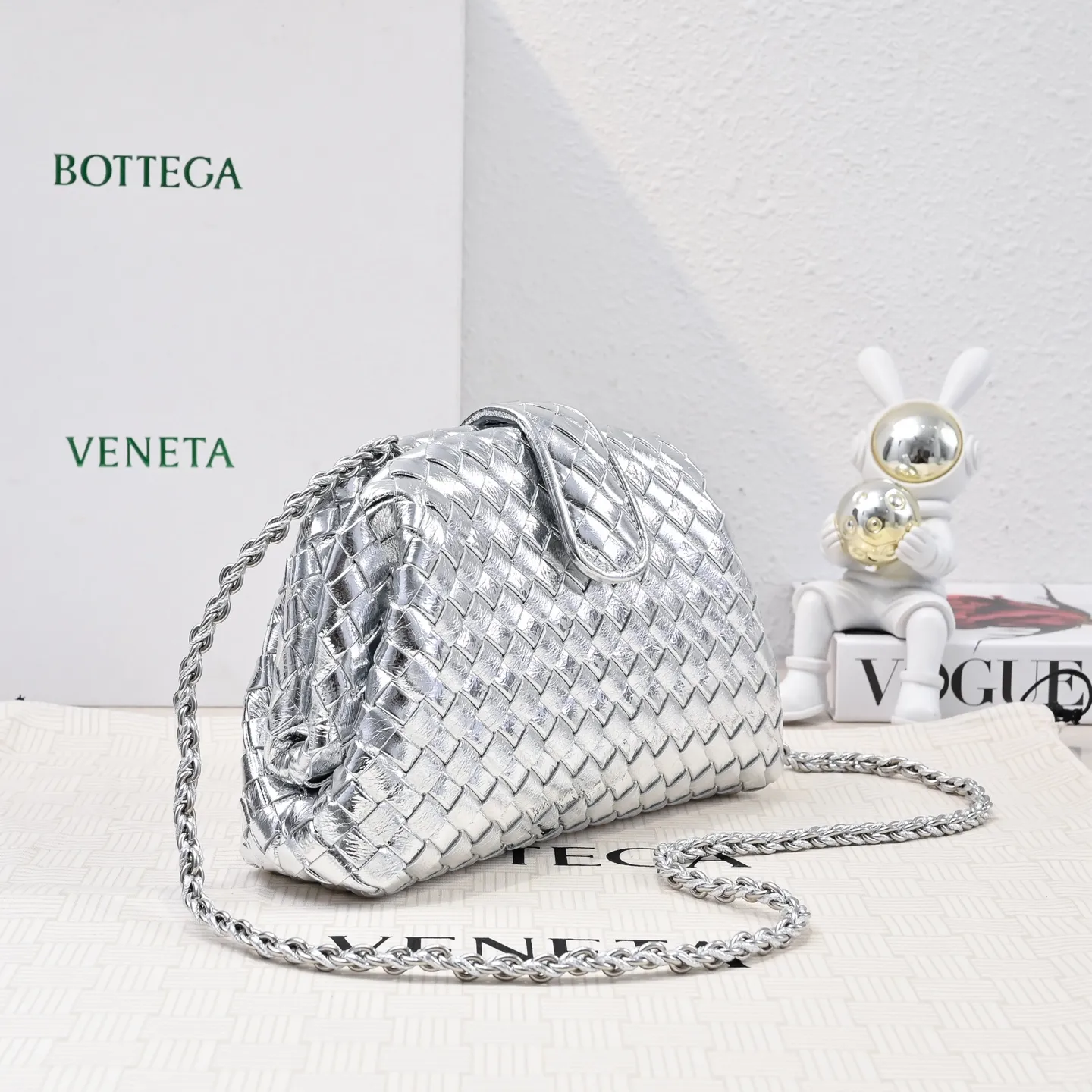 Batch 1880 BOTTEGA VENETA LAUREN 1980 small clutch bag is new! The small size that many people are squatting on is finally here. The self-adjustable zipper is a highlight of this bag. After being removed, it can be used as a handbag for important occasions. One bag unlocks two carrying methods at the same time. It is practical and has a unique sense of structure and beautiful lines. It is more elegant than a small cloud. It is a tribute to the classics and the pursuit of modernity. Style number: 4038 Size: 27*15*8cm